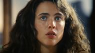 a still from Poor Things (image via Searchlight Pictures)